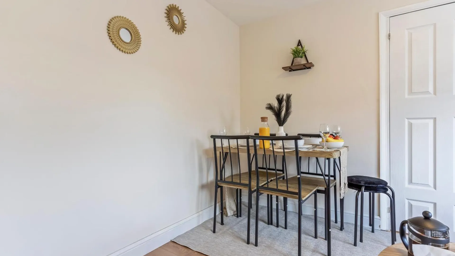 Lovely Flat Near Gatwick Airport Redhill  Apartment