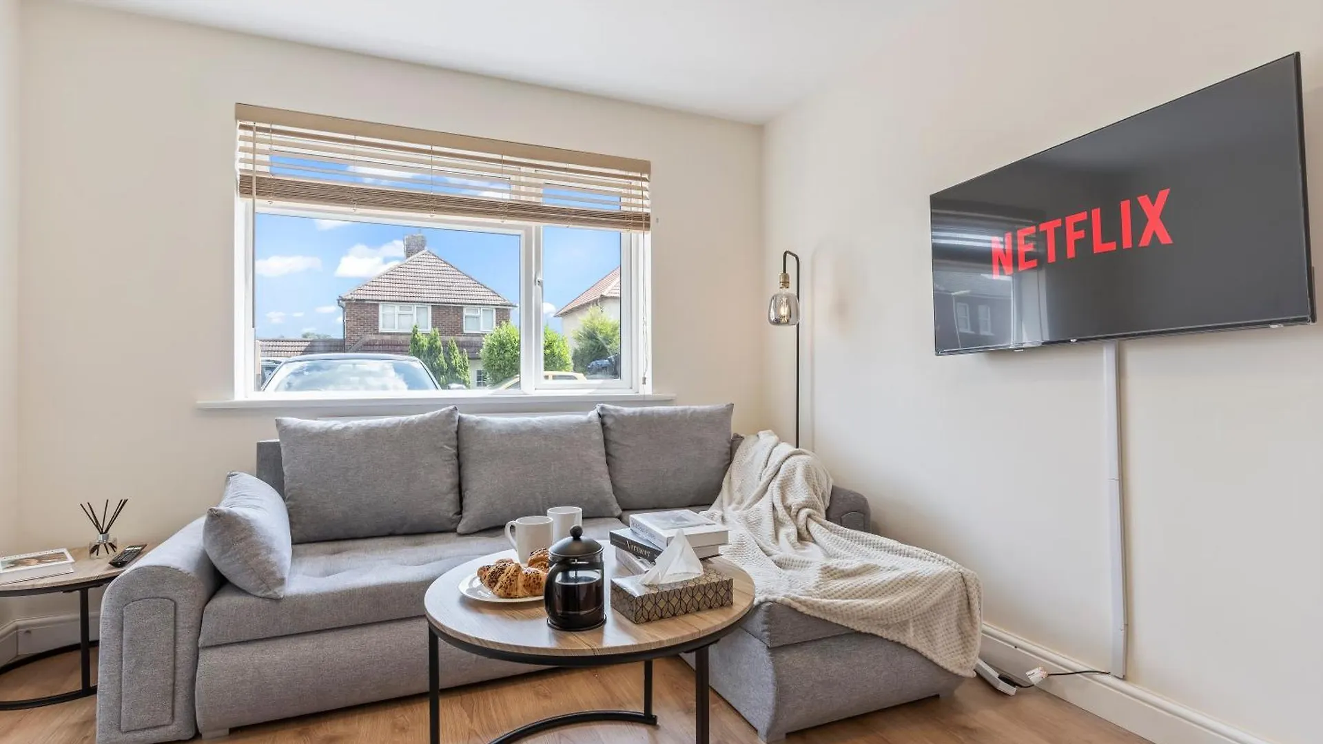 Lovely Flat Near Gatwick Airport contacts
